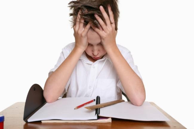 ילד מנסה ללמוד ולא מצליח, אטומוקסטין (סטרטרה) לטיפול בהפרעות קשב וריכוז ובהיפראקטיביות (ADHD) 